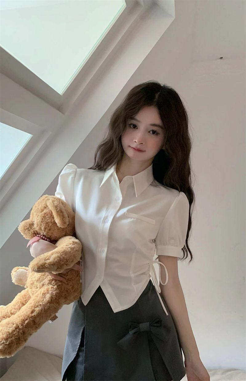 화이트 jk 허리 수축 여성 셔츠 2026 년 여름 새로운 디자인 센스 작은 대중 반팔 쇼트 스타일 고유 한 Chic 맨위