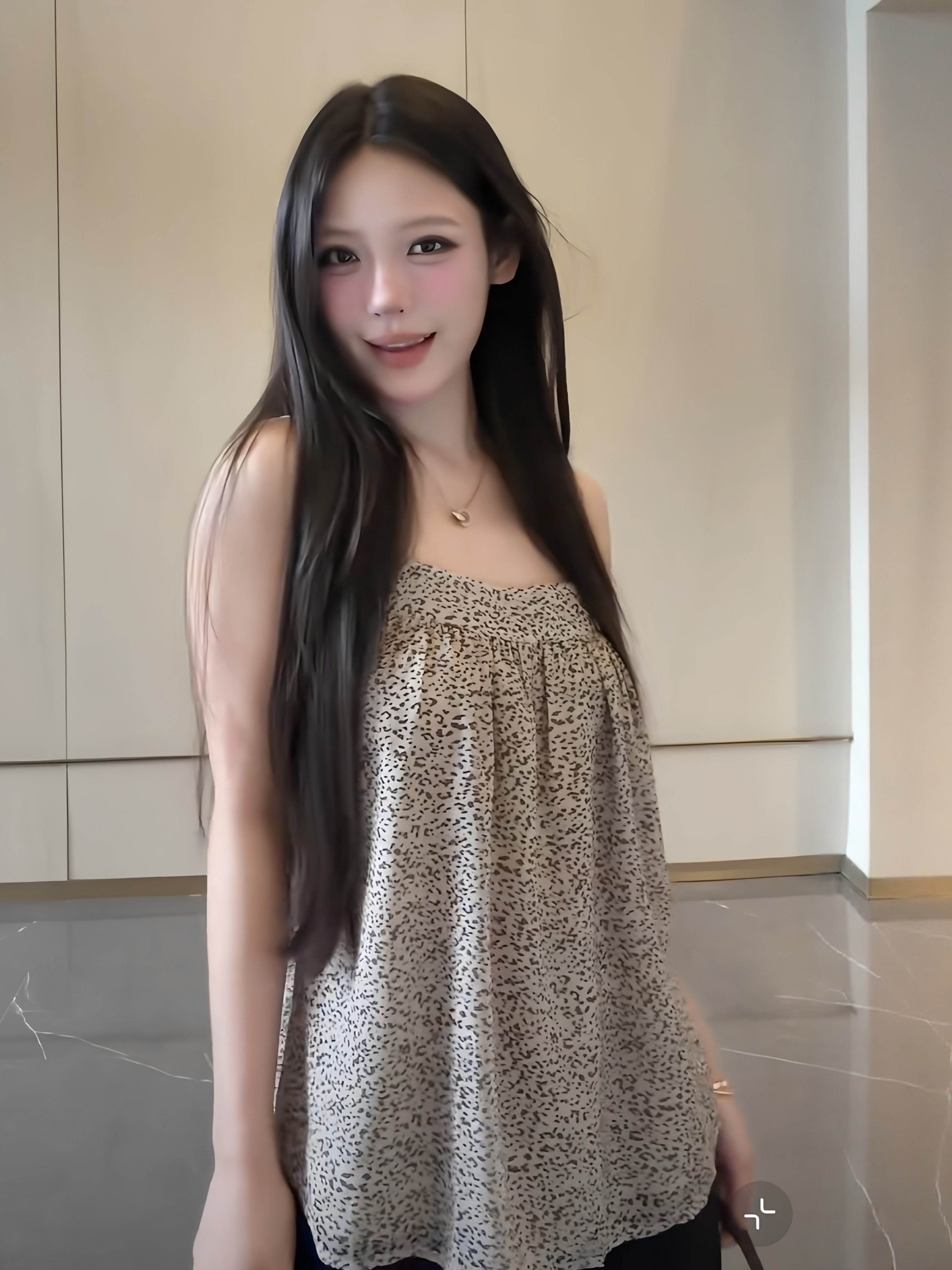 레오파드 무늬 프린트 캐미솔 여름 외출용 오프숄더 디자인 센스 핫걸 품격 루즈핏 슬림해 보이는 민소매 맨위