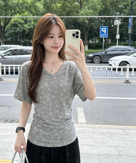 회색 V넥 중간 소매 티셔츠 여성 2026 여름 새로운 순수한 욕망 바람 프린트 허리 수축 몸매 가꾸기 슬림해 보이는 맨위