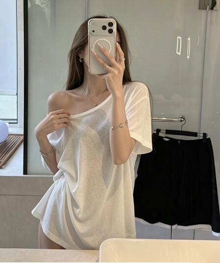 오프숄더 화이트 반팔 티셔츠 여성 여름 얇은 스타일 다용도 루즈핏 캐주얼 느긋한 바람 비스듬한 어깨 자외선 차단 블라우스 맨위