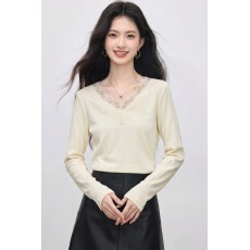 批发春秋<b class='q'>新款</b>气质V领蕾丝花边长袖T恤女上衣修身显瘦奶杏色内搭打底衫