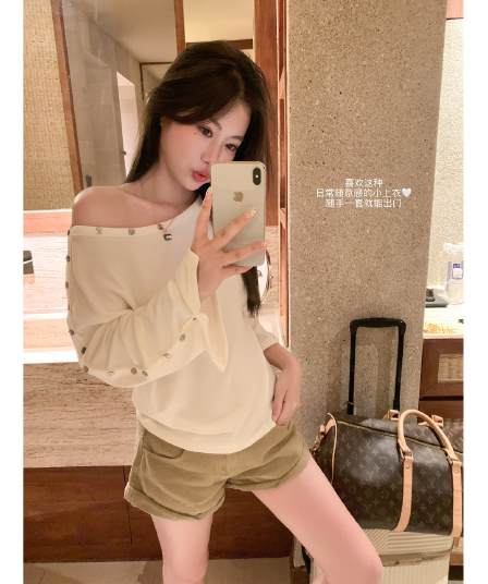 화이트 단추 비스듬한 어깨 긴팔 티셔츠 여성 이른 가을 핫걸 루즈핏 작은 대중 디자인 센스 오프숄더 맨위