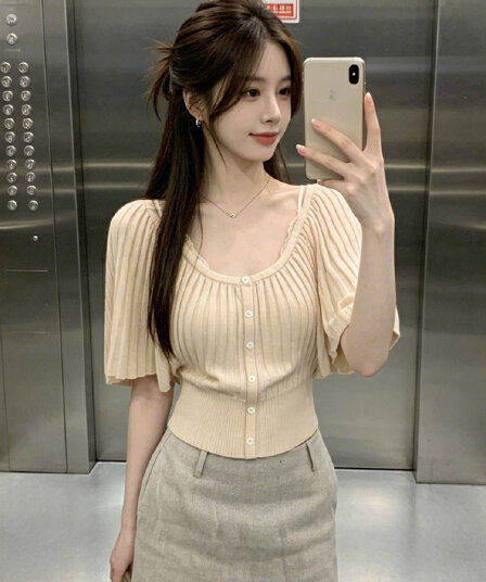 슈퍼 잘 생긴 플리츠 반팔 티셔츠 여성 여름 새로운 패션 허리 수축 몸매 가꾸기 슬림해 보이는 다용도 니트 맨위