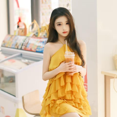 批发温柔风黄色挂脖无袖蛋糕<b class='q'>连衣裙</b> 显瘦气质减龄