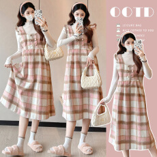 批发实拍~孕妇装秋冬款 粉棕格纹背带裙 + 白色内搭 甜美复古孕期套装