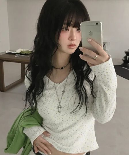 꽃무늬 V넥 긴팔 티셔츠 달콤한 스타일 나비 매듭 쇼트 스타일 슬림해 보이는 인사이드 가져 가라. 기본 셔츠