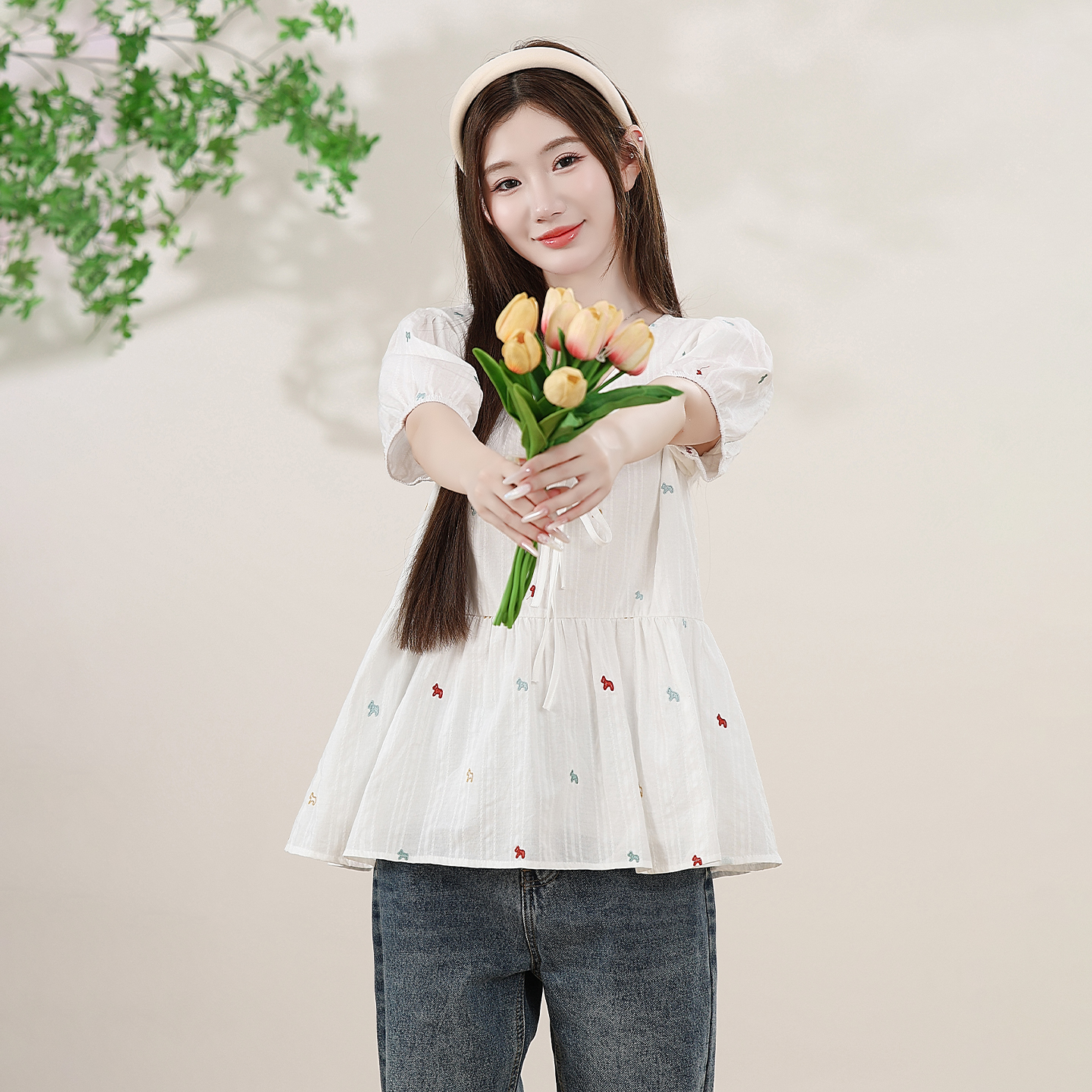 爱蔷薇大码荷叶边刺绣短袖衬衫女款新款v领上衣女高级感夏装.   服裝批發女裝批發服飾貨源