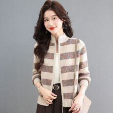 批发羊毛立领拉链条纹撞色针织开衫女今年流行<b class='q'>中老年</b>外套高级感