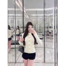 批发2025秋冬小香风半高圆领外套金属扣提花<b class='q'>针织衫</b>短款长袖气质上衣女