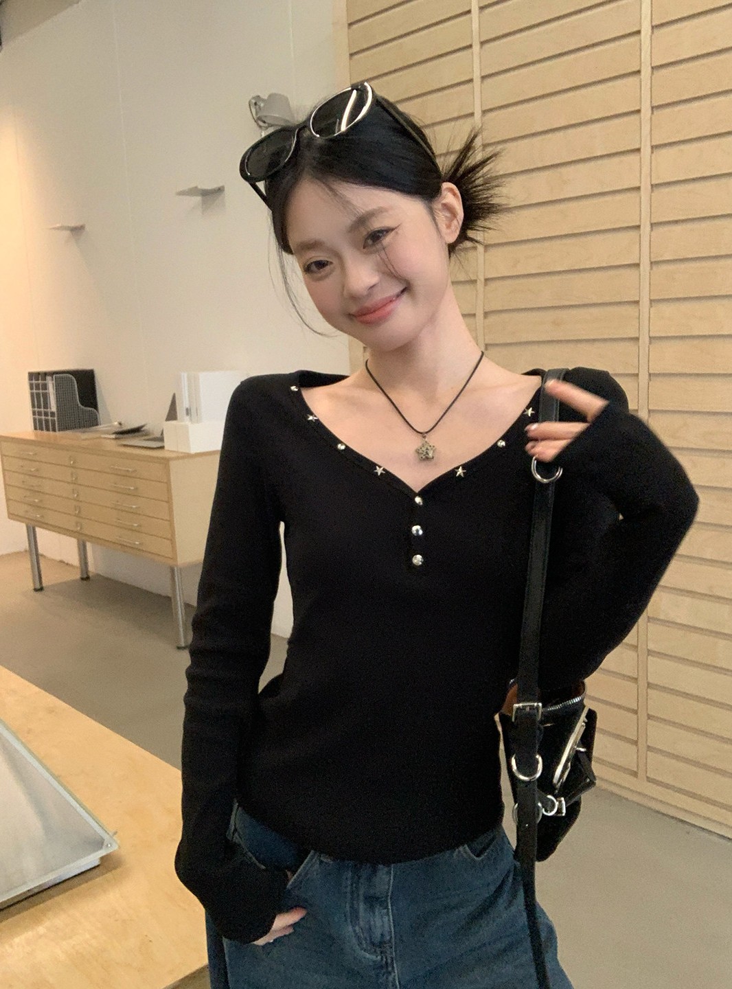송 긍정적 인 En 징 검정색 V넥 인사이드 가져 가라. 긴팔 티셔츠 여성 봄 2026 핫걸 몸매 가꾸기 수 있습니다. 외출용 만나는 맨위
