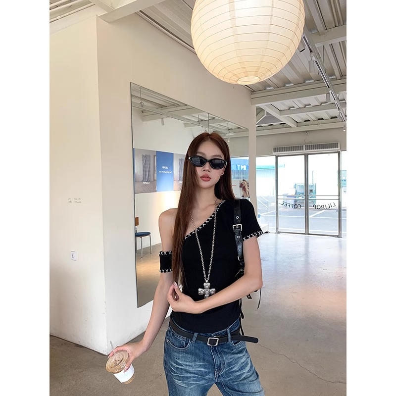 레드 맨 파빌리온 반팔 티셔츠 여성 2026 새로운 여름 ootd 착용 가져 가라. 검정색 핫걸 품격 오프숄더 비스듬한 어깨 의류