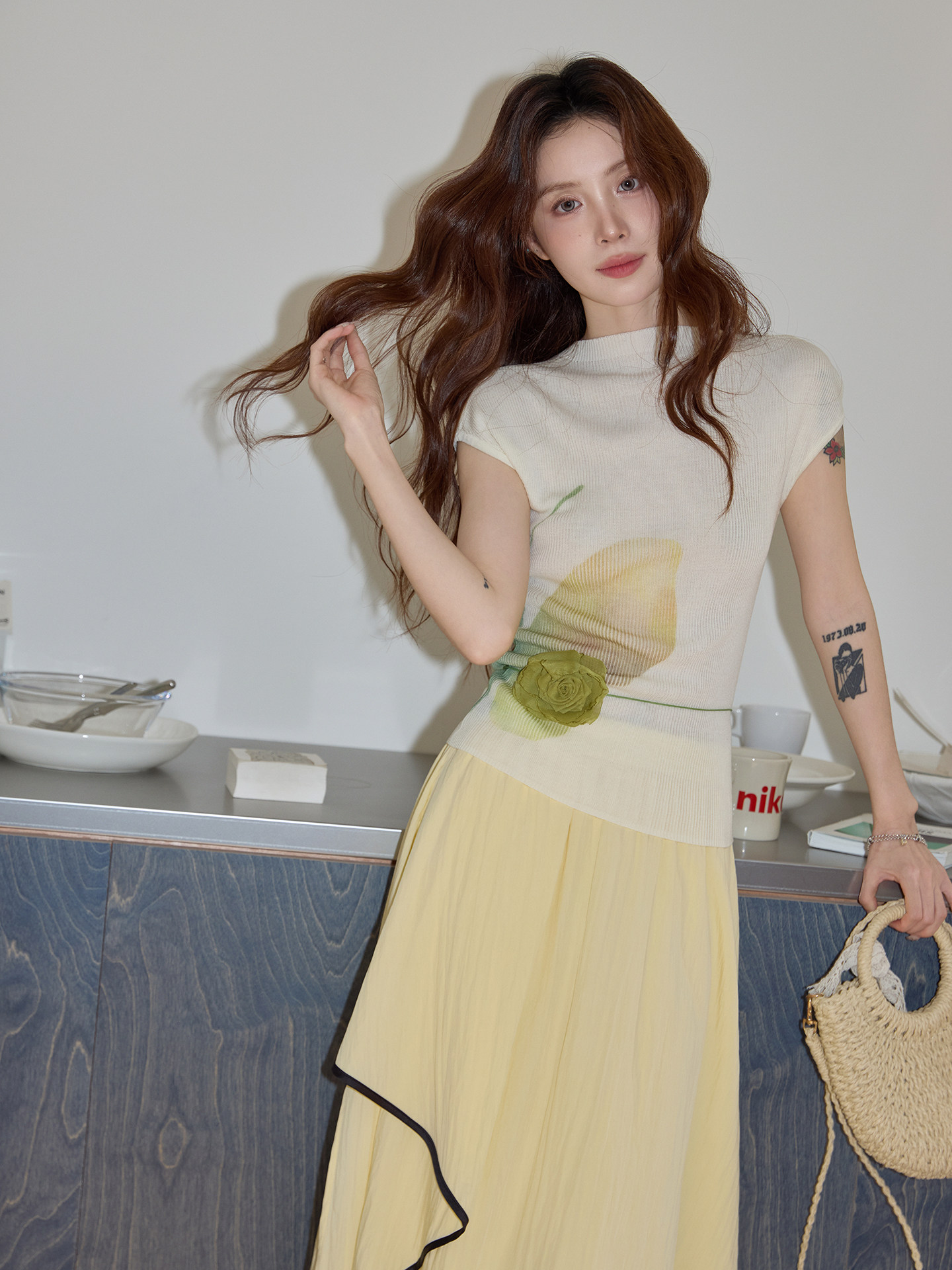 시끄러운 홈 반팔 맨위 여성 여름 베이지 색 터틀넥 해변가 휴가 고급 품격 캐주얼 몸매 가꾸기 니트 스웨터