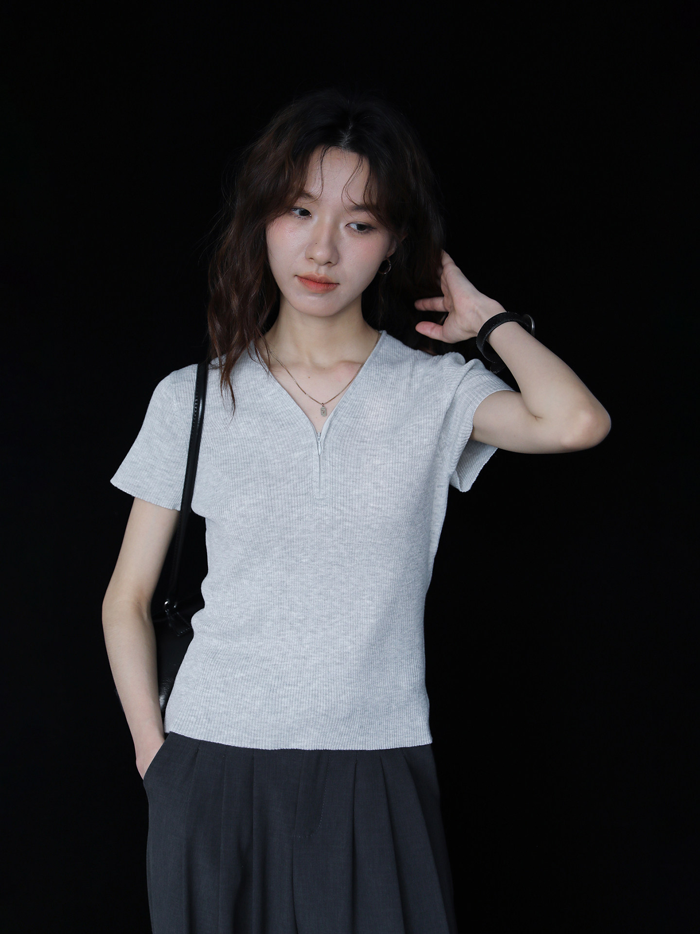 레트로 출퇴근 바람 반팔 티셔츠 여성 여름 몸매 가꾸기 V넥 디자인 센스 회색 풀오버 여름 니트 미니멀리즘 맨위 서비스