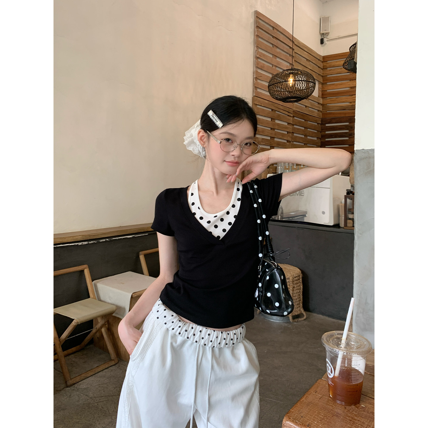 송 긍정적 인 En 검정색 긍정적 인 어깨 페이크 레이어드 반팔 티셔츠 여성 여름 착용 가져 가라. 도트 무늬 한 부서 디자인 센스 아름다운 맨위