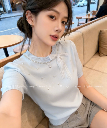 작은 샤넬 스타일 진주 나비 매듭 반팔 니트 스웨터 여성 여름 새로운 품격 연령 감소 패션 다용도 티셔츠 맨위