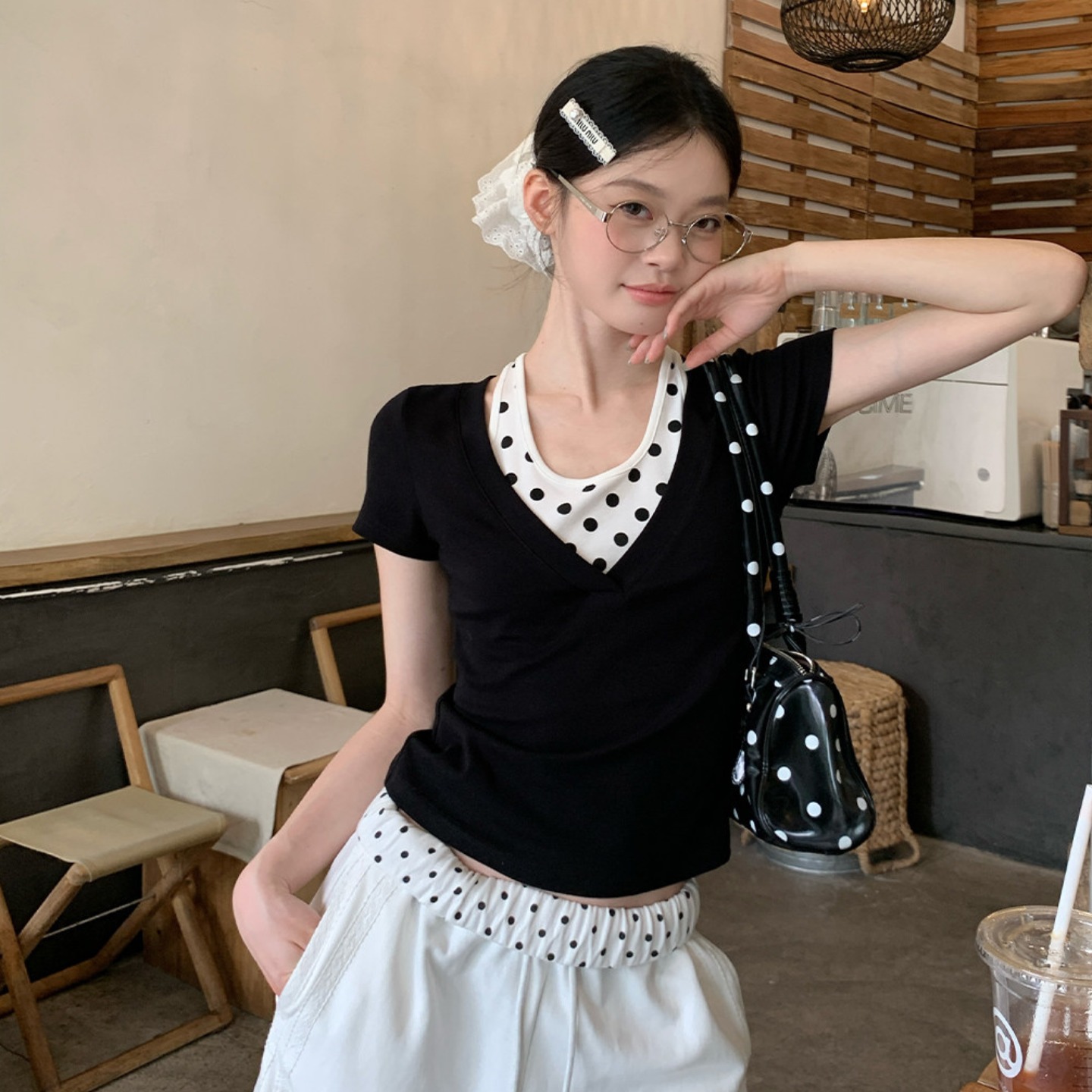 송 긍정적 인 En 검정색 긍정적 인 어깨 페이크 레이어드 반팔 티셔츠 여성 여름 착용 가져 가라. 도트 무늬 한 부서 디자인 센스 아름다운 맨위