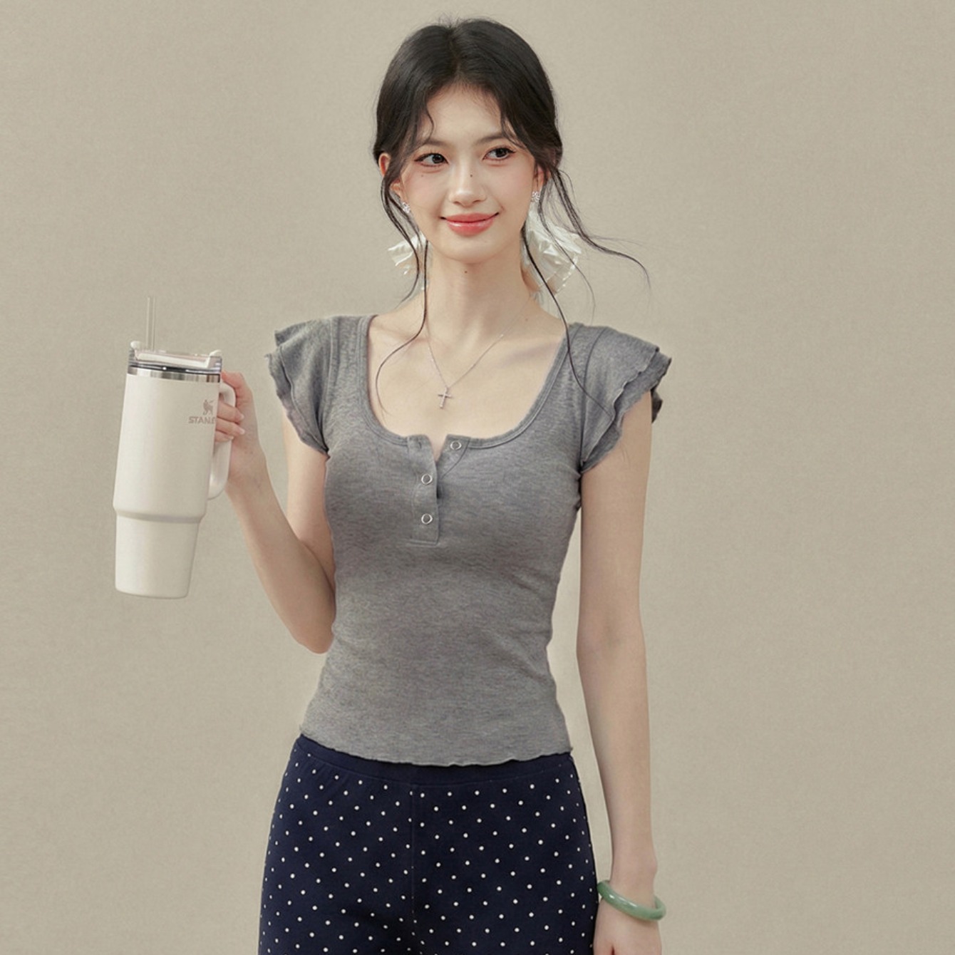 Ouyang 안녕하세요. 재미있는 도트 무늬 회색 u 칼라 작은 날다 소매 반팔 티셔츠 여성 여름 허리 수축 몸매 가꾸기 쇼트 스타일 맨위