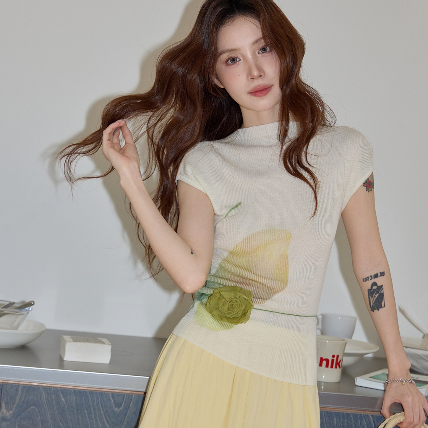 시끄러운 홈 반팔 맨위 여성 여름 베이지 색 터틀넥 해변가 휴가 고급 품격 캐주얼 몸매 가꾸기 니트 스웨터