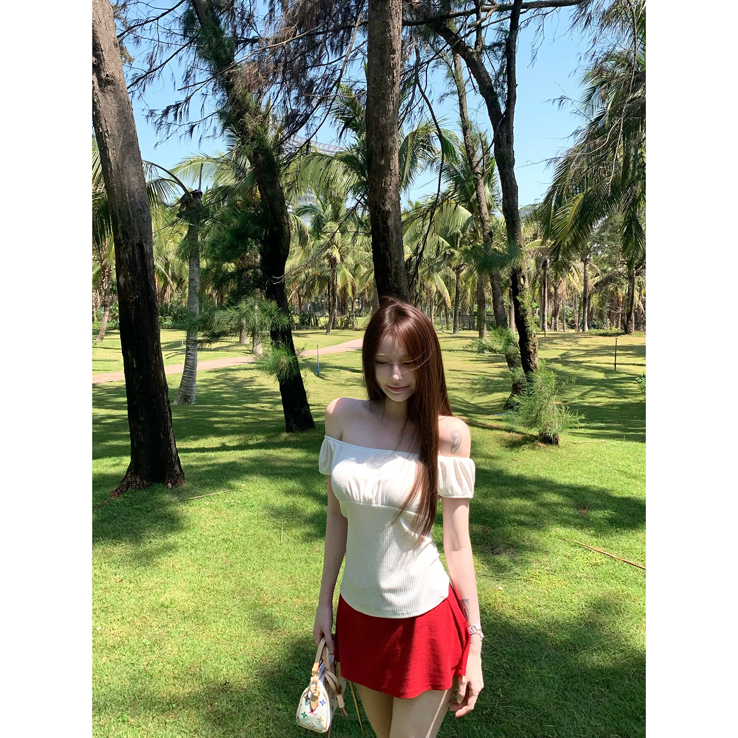 suuuicee 분필 사랑의 신 손 맵시 수직 구덩이 기사 질감 보트넥 오프숄더 순수한 욕망 티셔츠 화이트 반팔