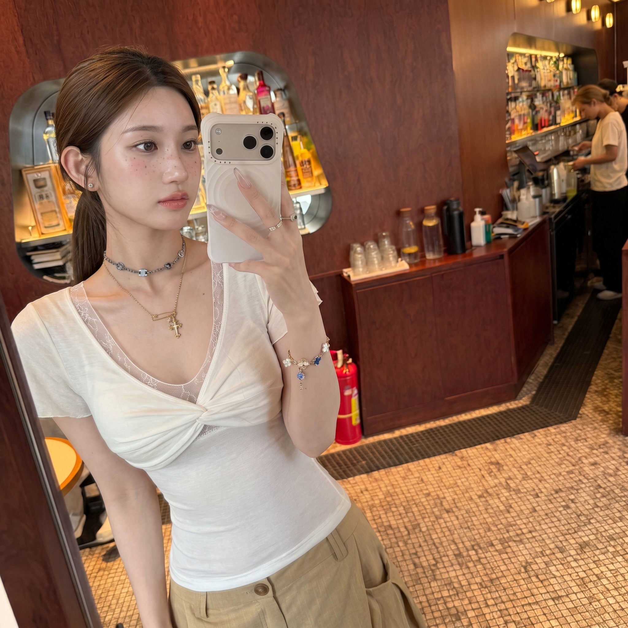tongiiuu 되돌리기 En 리 라이 경기 서울 양모 V넥 레이스 비틀림 반팔 티셔츠 여성 몸매 가꾸기 슬림해 보이는 맨위