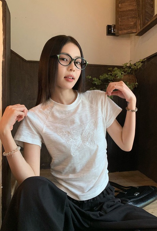 송 긍정적 인 En 화이트 라운드 넥 긍정적 인 어깨 반팔 티셔츠 여성 여름 새로운 마이크로 루즈핏 나비 매듭 디자인 캐주얼 맨위