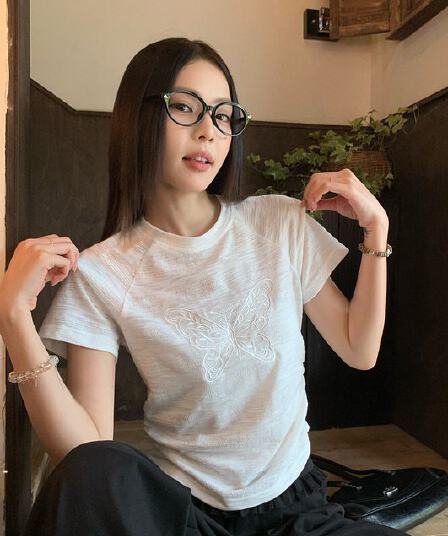 송 긍정적 인 En 화이트 라운드 넥 긍정적 인 어깨 반팔 티셔츠 여성 여름 새로운 마이크로 루즈핏 나비 매듭 디자인 캐주얼 맨위