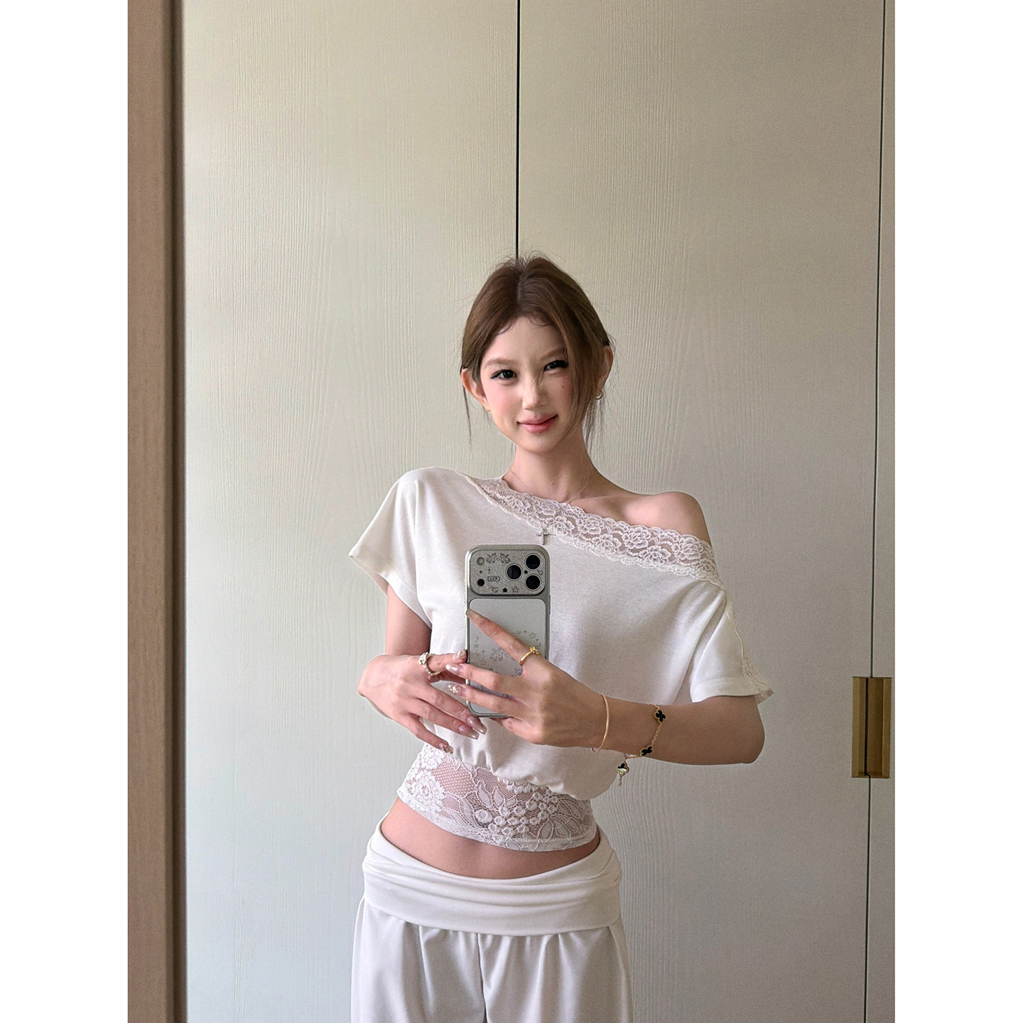 tongiiuu 아름다움 어깨 법 새싹 레이스 조각 비스듬한 어깨 반팔 티셔츠 여성 디자인 센스 허리 수축 슬림해 보이는 맨위 여름
