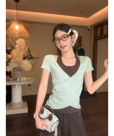 송 긍정적 인 En 한 부서 녹색 페이크 레이어드 행침 목 몸매 가꾸기 반팔 티셔츠 여성 여름 새로운 쇼트 스타일 핫걸 작은 맨위