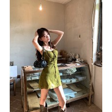 批发馨帮帮 轻熟风收腰吊带裙纯欲少女系带肌理感提花度假风<b class='q'>连衣裙</b>女