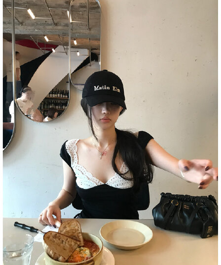 sheepland 흑인과 백인 편지 레이스 측면 광장 칼라 주간 실크 반팔 티셔츠 여성 여름 몸매 가꾸기 슬림해 보이는 순수한 욕망 맨위