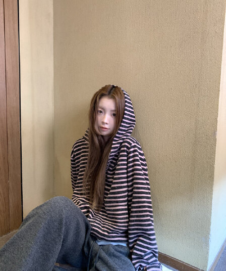 레드 맨 박물관 외부 세트 여자 가을 2026 새로운 자이언트 잘 생긴 ~ 중 한 부서 핑크색 스트라이프 후드 캐주얼 후드티 여성