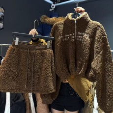 批发2025冬季新款法式气质字母设计款羊羔毛卫衣<b class='q'>套装</b>女休闲两件套短裙