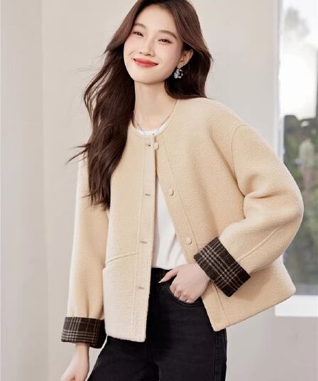 작은 샤넬 스타일 새로운 쇼트 스타일 요금 플러시 두꺼운 일반 섹션 겨울 단색 두꺼운 스타일 긴팔 모직 외투 품격 재킷