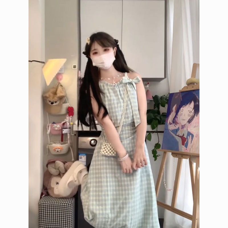 파란색 체크무늬 나비 매듭 슬립 점프 슈트 치마 여성 의류 2026 여름 새로운 롱 스커트 휴가 바람 초여름 착용 가져 가라.