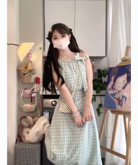 파란색 체크무늬 나비 매듭 슬립 점프 슈트 치마 여성 의류 2026 여름 새로운 롱 스커트 휴가 바람 초여름 착용 가져 가라.