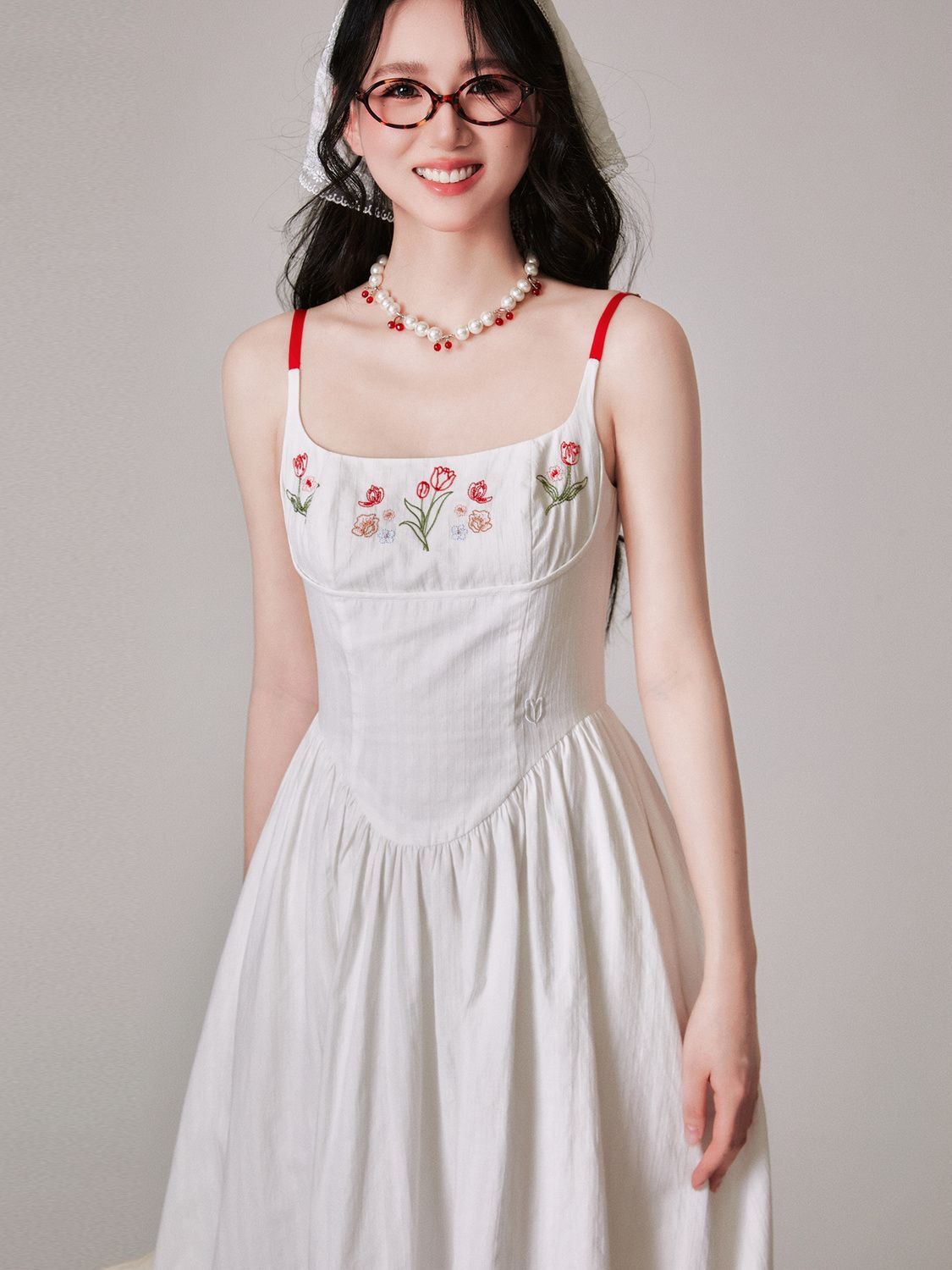 프랑스식 품격 부드러운 달콤함 화이트 슬립 드레스 새로운 허리 수축 슬림해 보이는 여름 해변가 휴가 롱 스커트