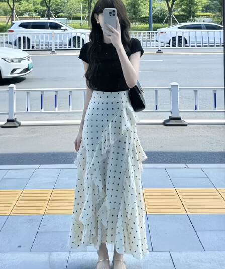 한 부서 도트 무늬 레이스 반신 스커트 여성 여름 2026 새로운 하이웨이스트 몸매 가꾸기 한 마디 작은 키 디자인 센스 우산 치마