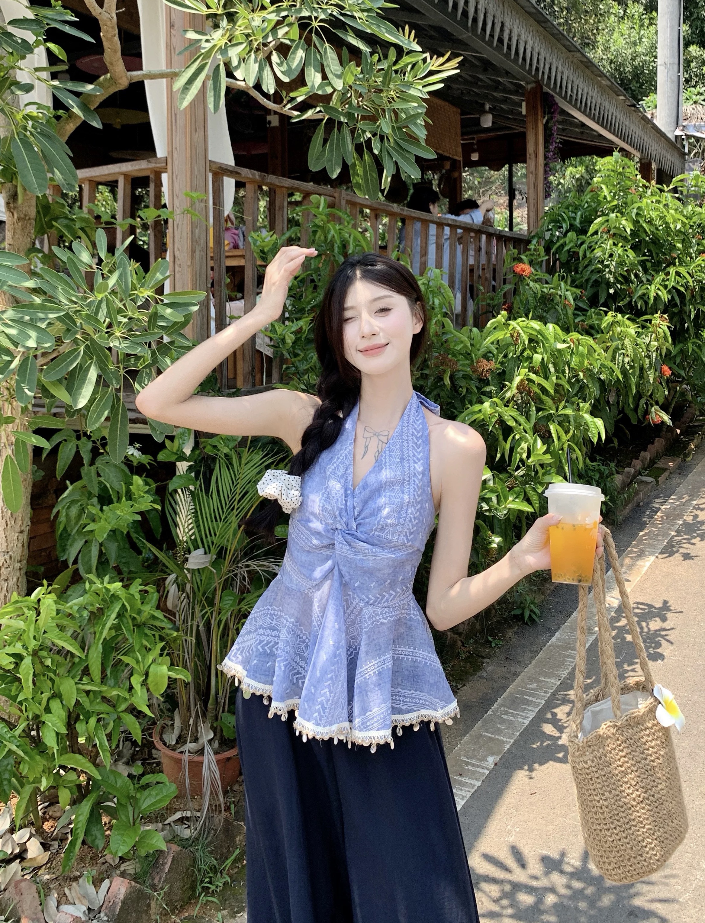 민족 스타일 무거운 작업 자수 꽃 행침 목 V넥 조끼 여성 여름 2026 주름 비틀림 섹시함 백리스 맨위
