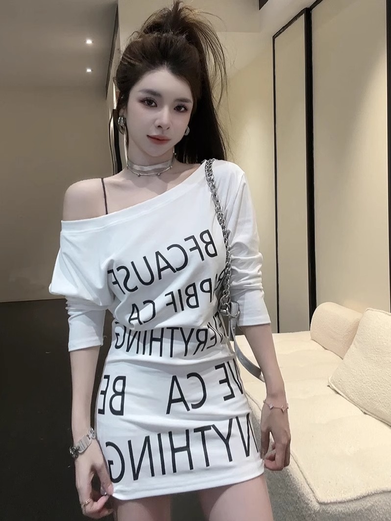 알파벳 프린트 비스듬한 어깨 긴팔 티셔츠 여성 드레스 봄 가을 몸매 가꾸기 핫걸 타이트 스커트 회색 허리 수축 짧은 치마