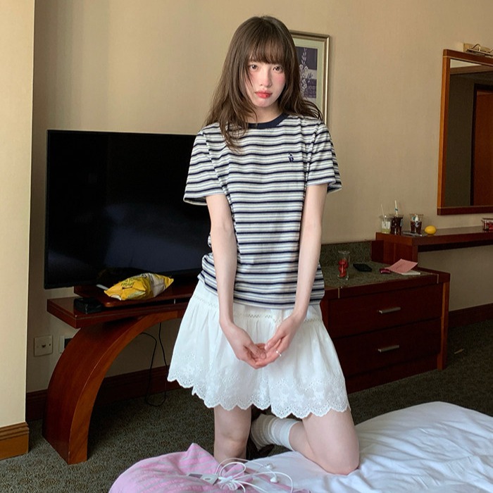 순면 클래식 자수 스트라이프 티셔츠 여름 여성 루즈핏 다용도 라운드 넥 반팔 레트로 기본 셔츠 맨위