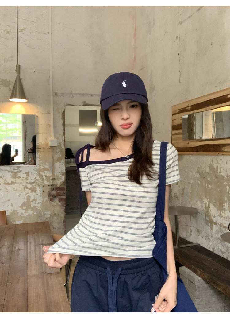 스트라이프 비스듬한 어깨 반팔 티셔츠 여성 여름 한 부서 새로운 느긋한 센스 몸매 가꾸기 슬림해 보이는 오프숄더 작은 맨위