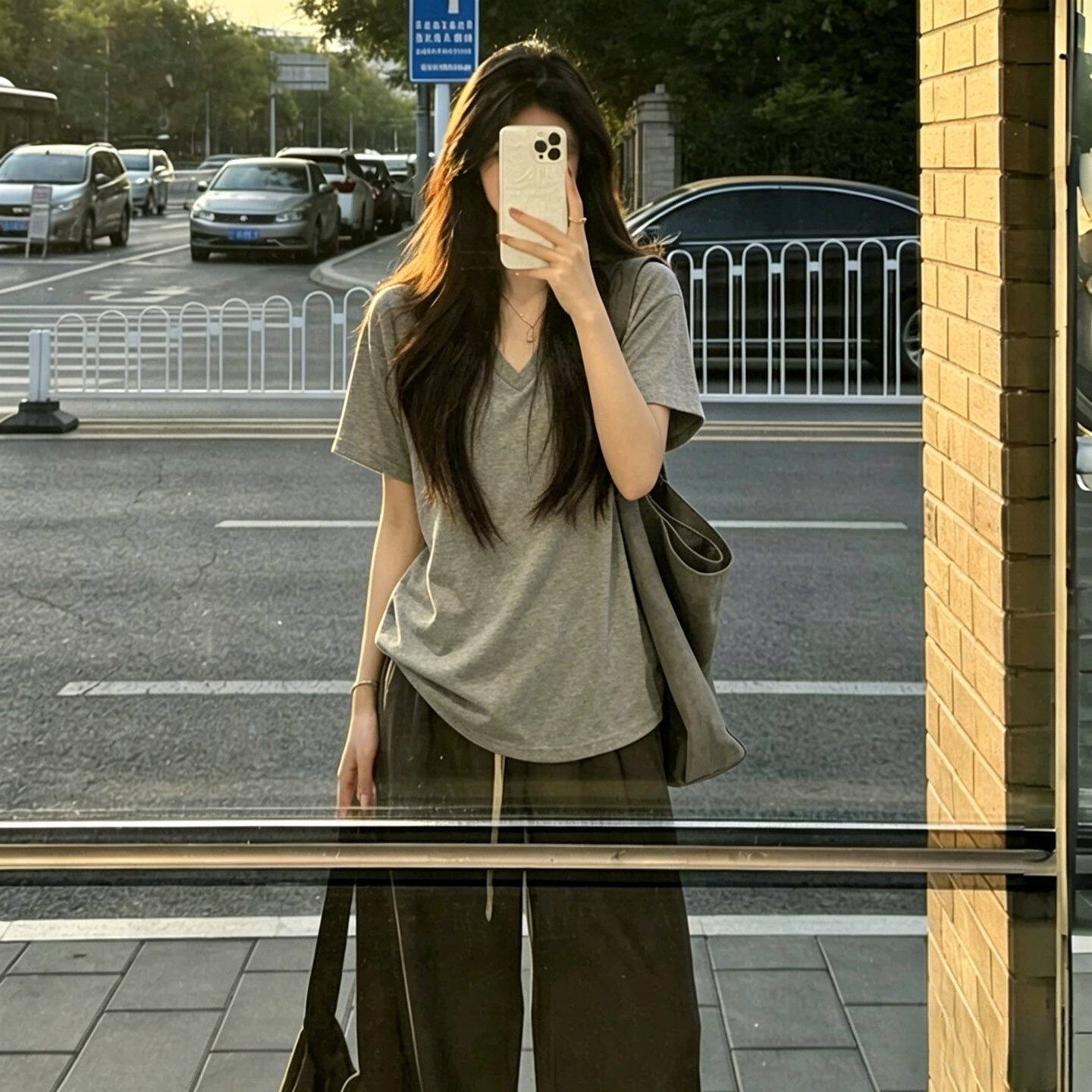 긍정적 인 어깨 V넥 단색 반팔 티셔츠 여성 여름 한국 스타일 루즈핏 슬림해 보이는 반소매 맨위 미니멀리즘 다용도 캐주얼 티셔츠