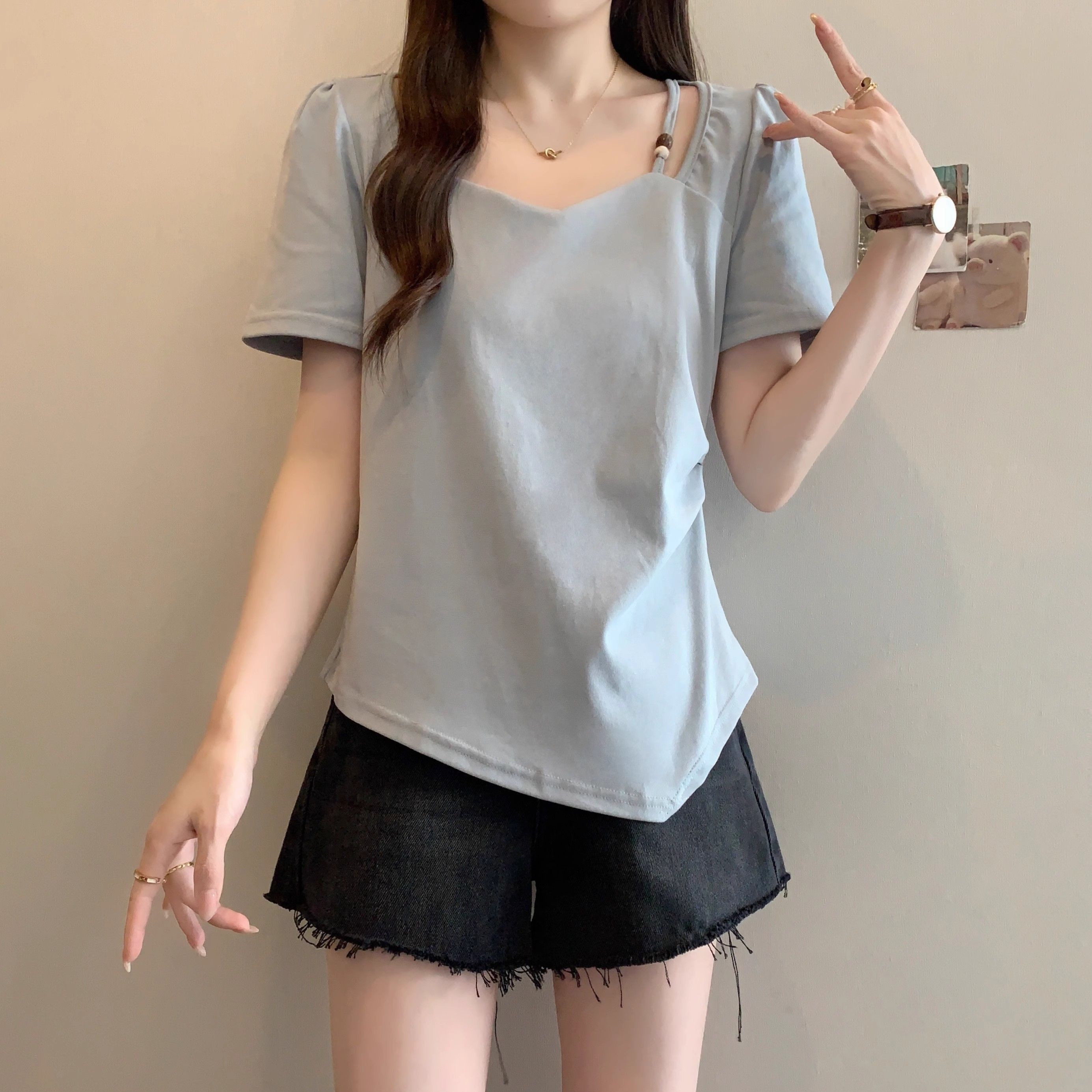 여름 단색 디자인 센스 긍정적 인 어깨 광장 칼라 반팔 티셔츠 여성 2026 년 새로운 허리 수축 불규칙 슬림해 보이는 맨위