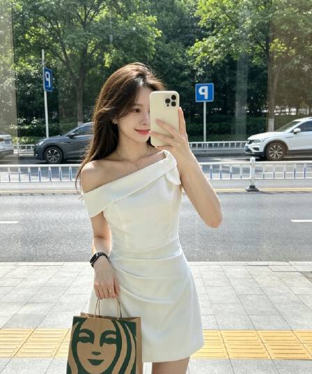 프랑스식 품격 순수한 욕망 고급 센스 비스듬한 어깨 천 금빛 바람 여성 드레스 여름 허리 수축 슬림해 보이는 한 마디 미니 스커트
