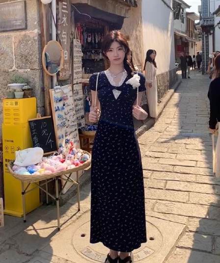 파란색 프랑스식 여성 드레스 여름 2026 새로운 V넥 품격 슬림해 보이는 한 마디 롱 스커트 허리 수축 레이스 꽃무늬 치마