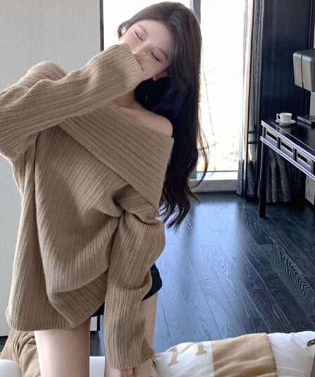 카키 색 보트넥 오프숄더 스웨터 여자 가을 겨울 핫걸 고급 센스 루즈핏 느긋한 바람 니트 스웨터 맨위