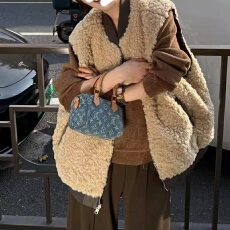 批发时尚<b class='q'>百搭</b>羊羔毛正反面两穿马甲显瘦叠穿背心马甲外套