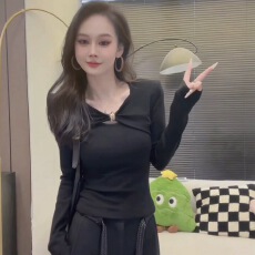 批发大码洋气设计感金属扣装饰长袖T恤女装新品修身显瘦减龄百搭上衣