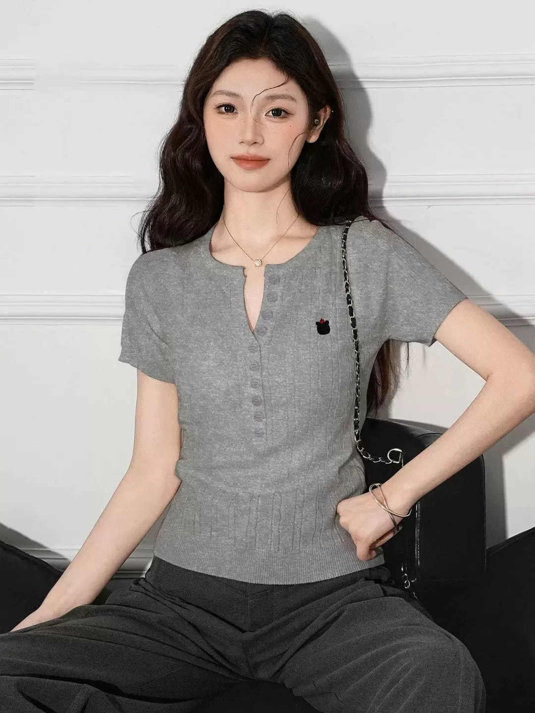 회색 반 개방 칼라 얇은 스타일 니트 스웨터 반팔 티셔츠 여성 여름 몸매 가꾸기 꽈배기 V넥 긍정적 인 어깨 의류
