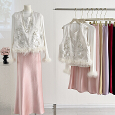 批发实拍新中式国风重工刺绣钉珠马甲女<b class='q'>冬</b>季新款复古加棉羽毛提花上衣